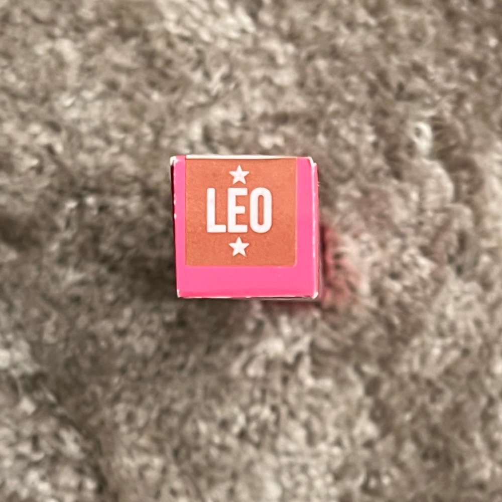 Jeffree Star lip liner- Leo